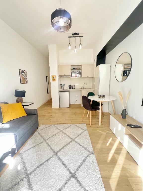 un salon avec un canapé et une table dans l'établissement Le Canopé - Centre ville - Gare, à Toulouse