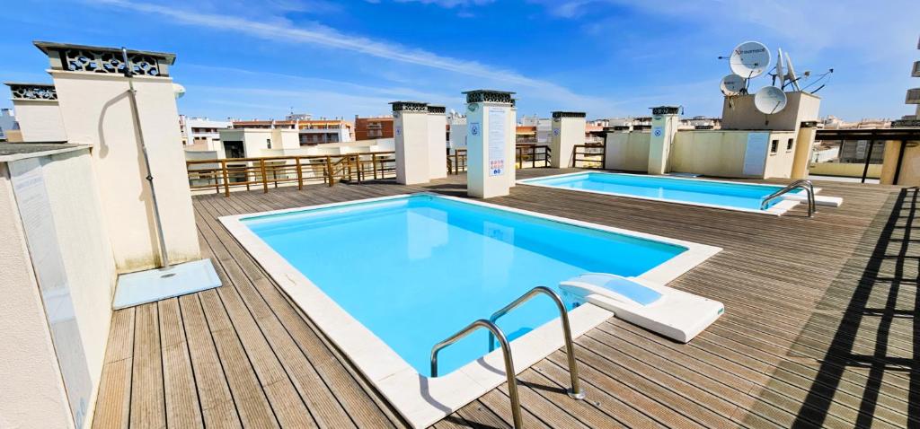 una terraza en la azotea con piscina en un edificio en 3H Terrace - Casas & Papéis, en Armação de Pêra