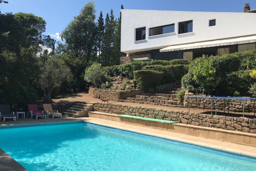 une piscine devant une maison dans l'établissement Villa La Tartane - Les Issambres, aux Issambres