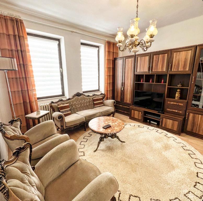 una sala de estar con un sofá y una mesa en Bella Vista Sarajevo, en Sarajevo
