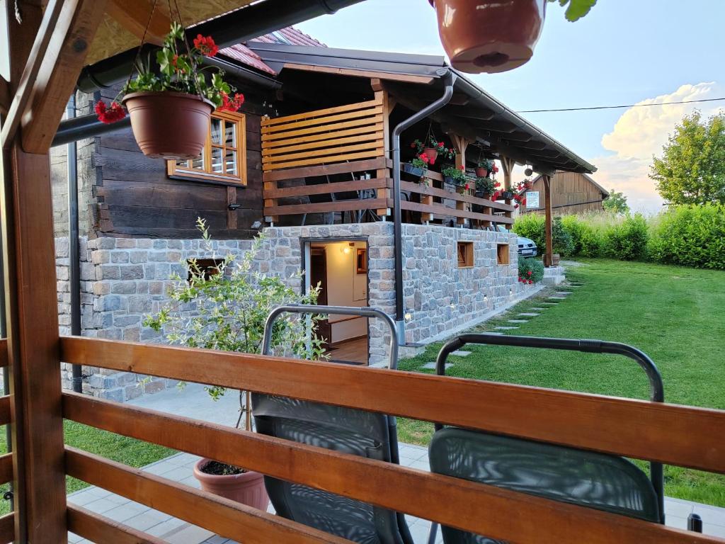 una casa construida a partir de una pared de piedra con plantas en Kuća za odmor Jadra en Duga Resa