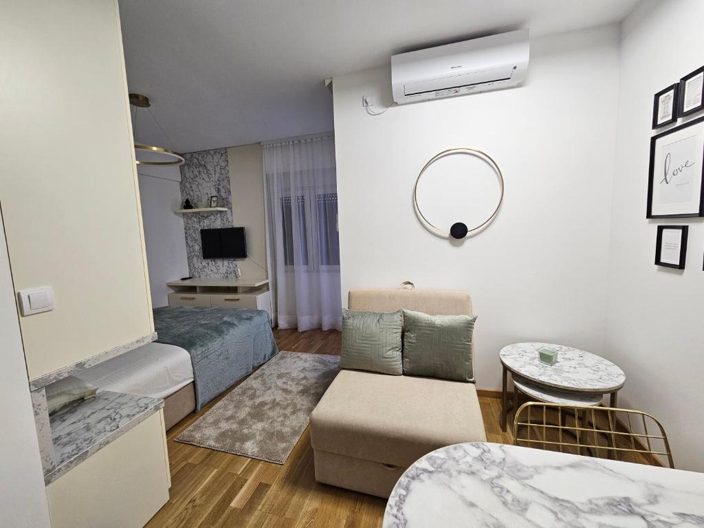TV a/nebo společenská místnost v ubytování Studio apartman Gold