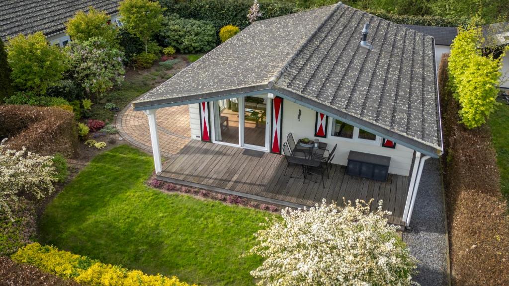 una vista aérea de una casa blanca con terraza en Chalet Mi Casita en Voorthuizen