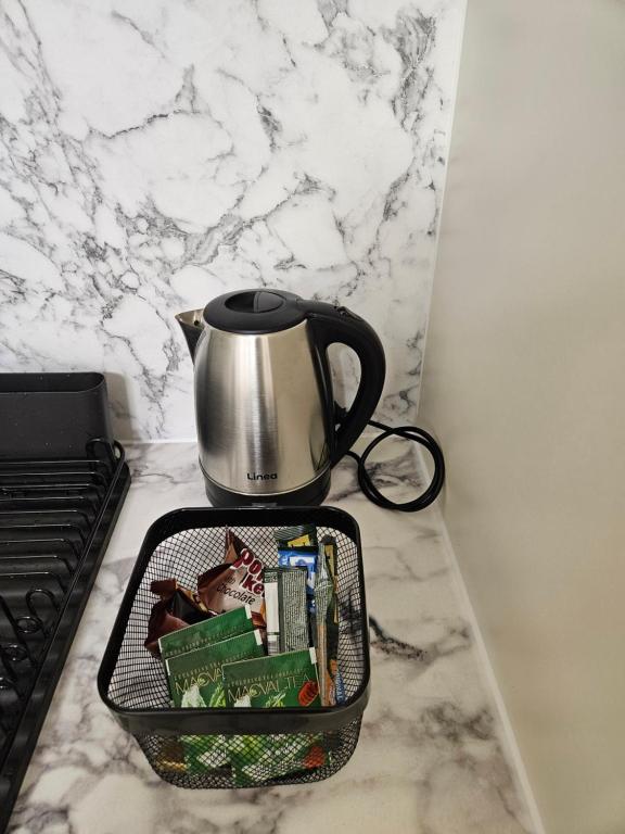 Příslušenství pro přípravu čaje a kávy v ubytování Studio apartman Gold