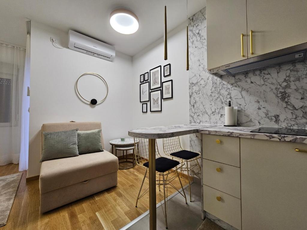 Kuchyň nebo kuchyňský kout v ubytování Studio apartman Gold