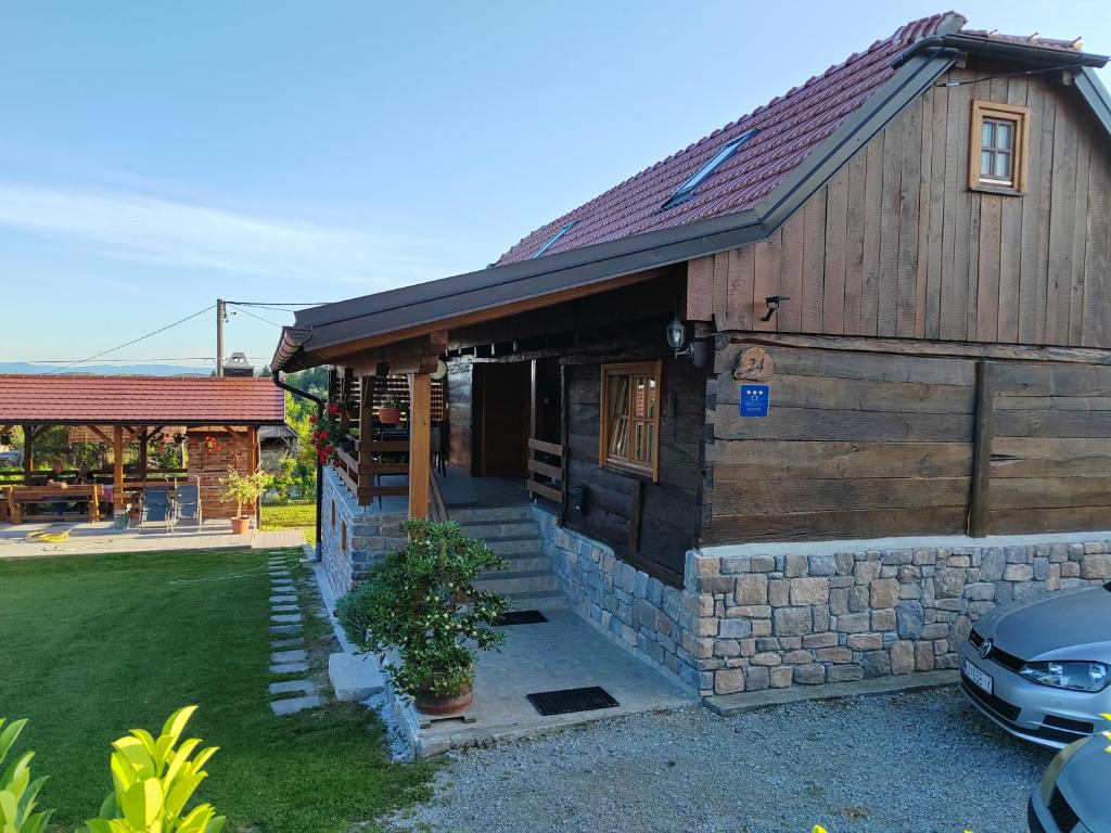 a small wooden house with a car parked outside at Kuća za odmor Jadra in Duga Resa