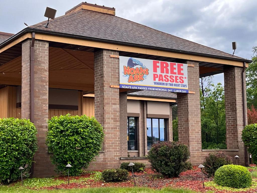 a free passes sign in front of a building at Best Western Ambassador Inn & Suites in Wisconsin Dells
