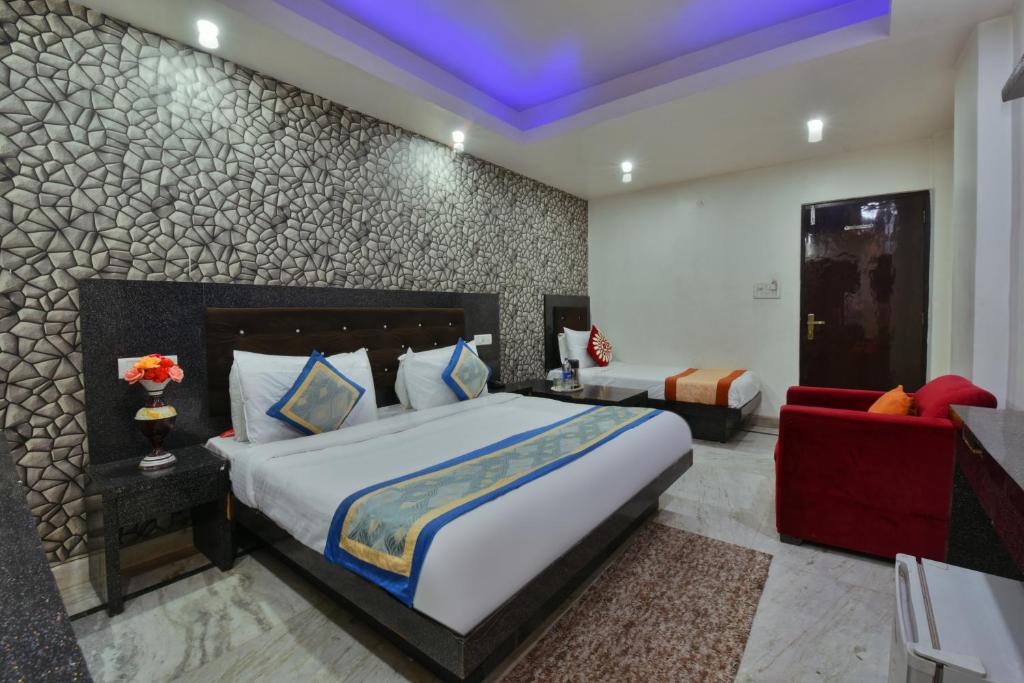 Habitación de hotel con cama y sofá en Hotel Noida International - opposite Mercedes Showroom Noida Sector 11 en Nueva Delhi