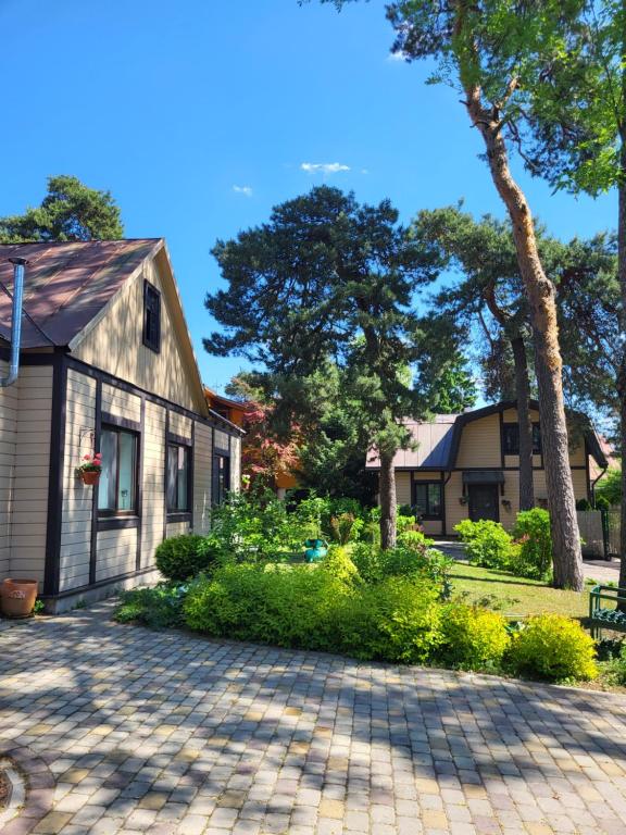 ユールマラにあるSunnyhouseの煉瓦造りの家