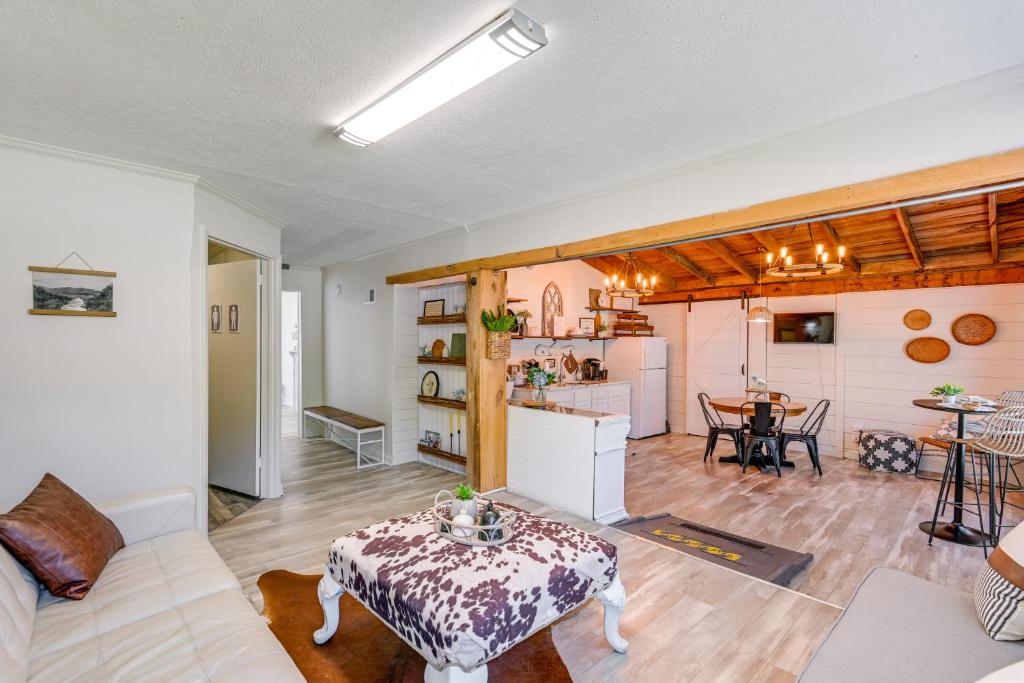 Χώρος καθιστικού στο Quaint Greenbrier Apartment Less Than 24 Mi to Nashville