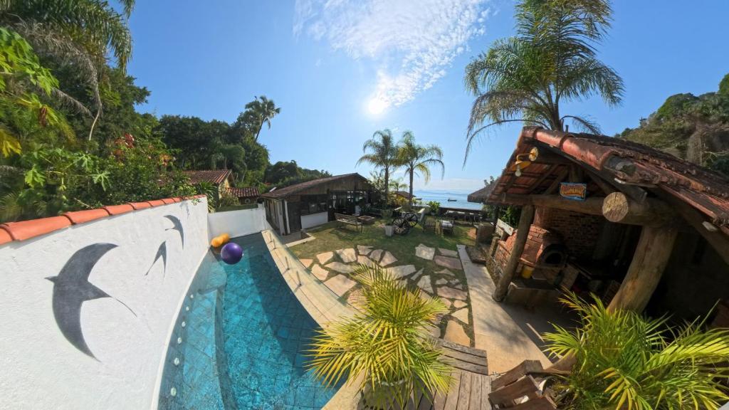 ein Bild eines Pools in einem Resort in der Unterkunft JoãoeMaria da Ilha in Praia de Araçatiba