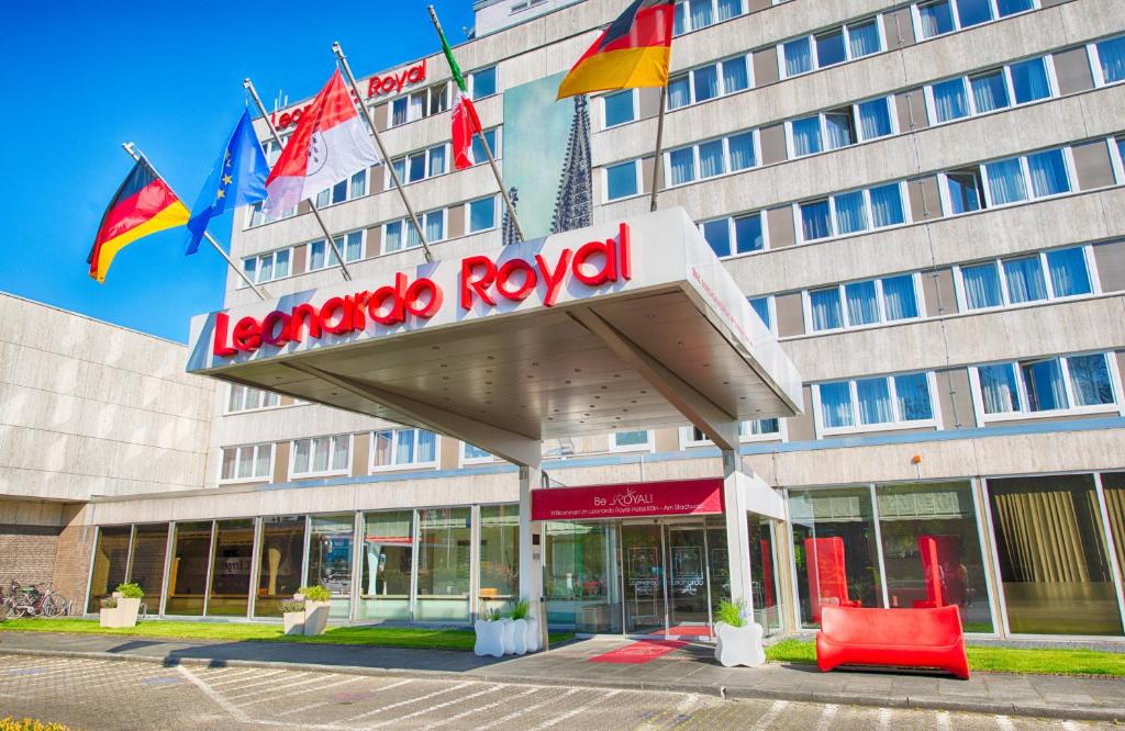 ケルンにあるレオナルド ロイヤル ホテル ケルン アム スタッドヴァルドのヒョウの王様の看板を持つホテルの建物