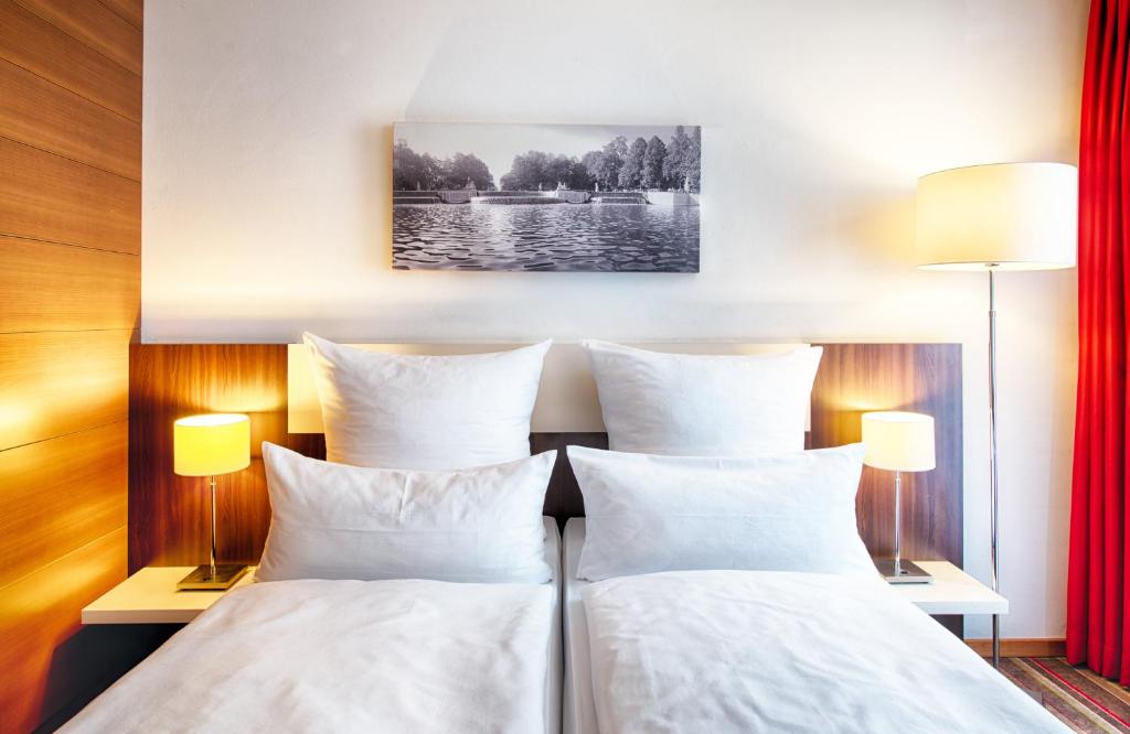 Postel nebo postele na pokoji v ubytování Leonardo Hotel Muenchen City West