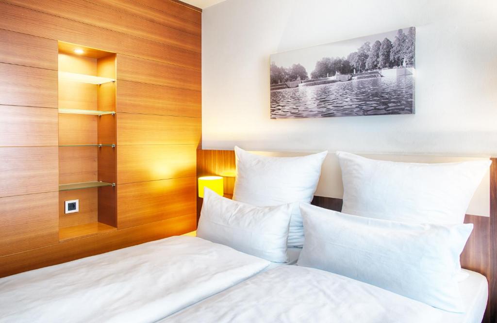 Postel nebo postele na pokoji v ubytování Leonardo Hotel Muenchen City West