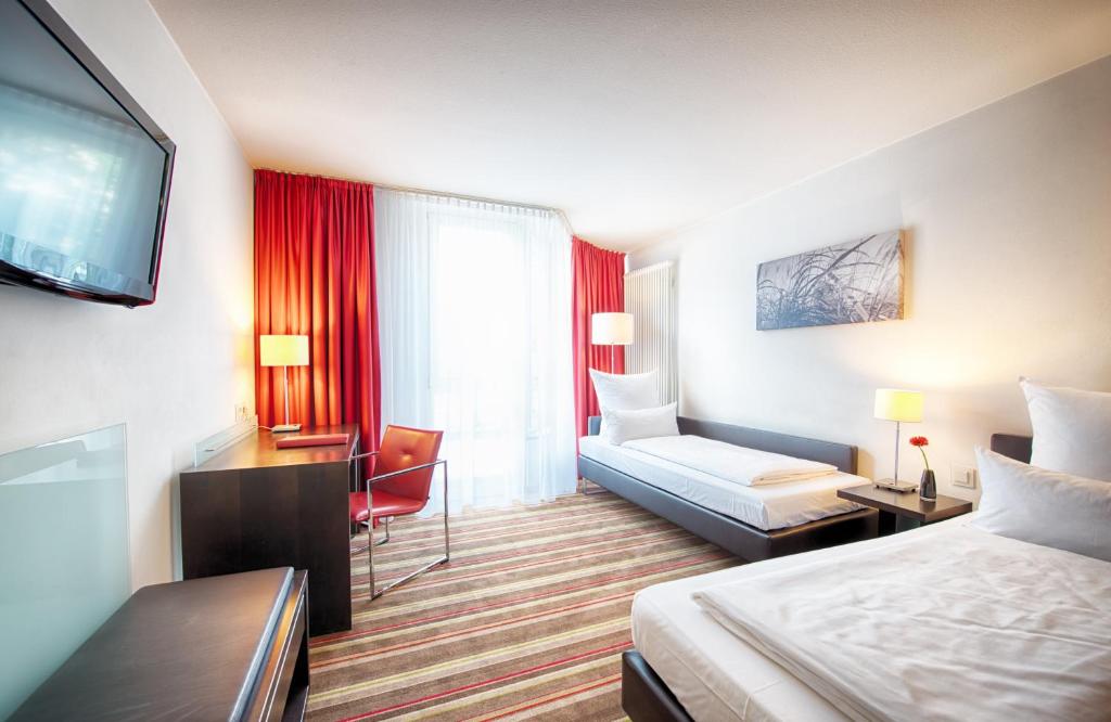 Postel nebo postele na pokoji v ubytování Leonardo Hotel Muenchen City West