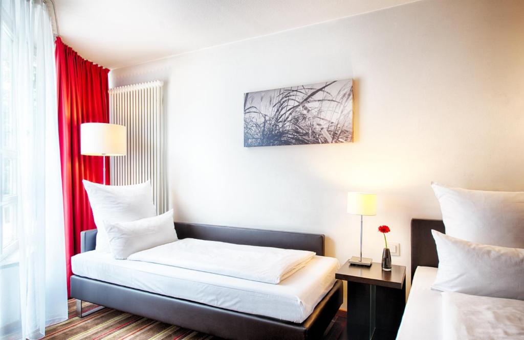 Postel nebo postele na pokoji v ubytování Leonardo Hotel Muenchen City West