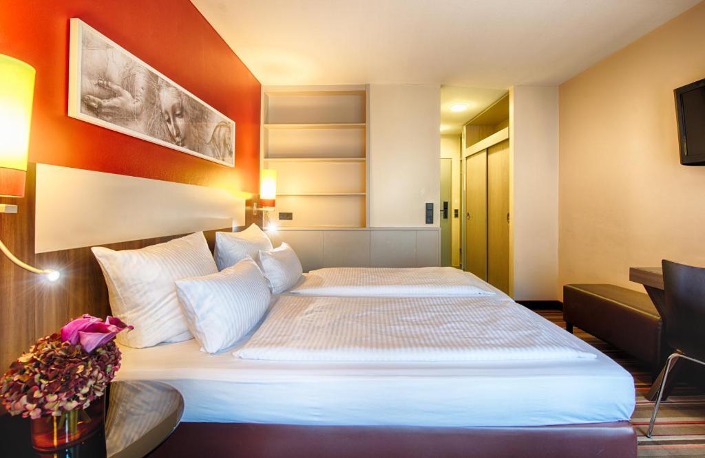 Postel nebo postele na pokoji v ubytování Leonardo Hotel Muenchen City West