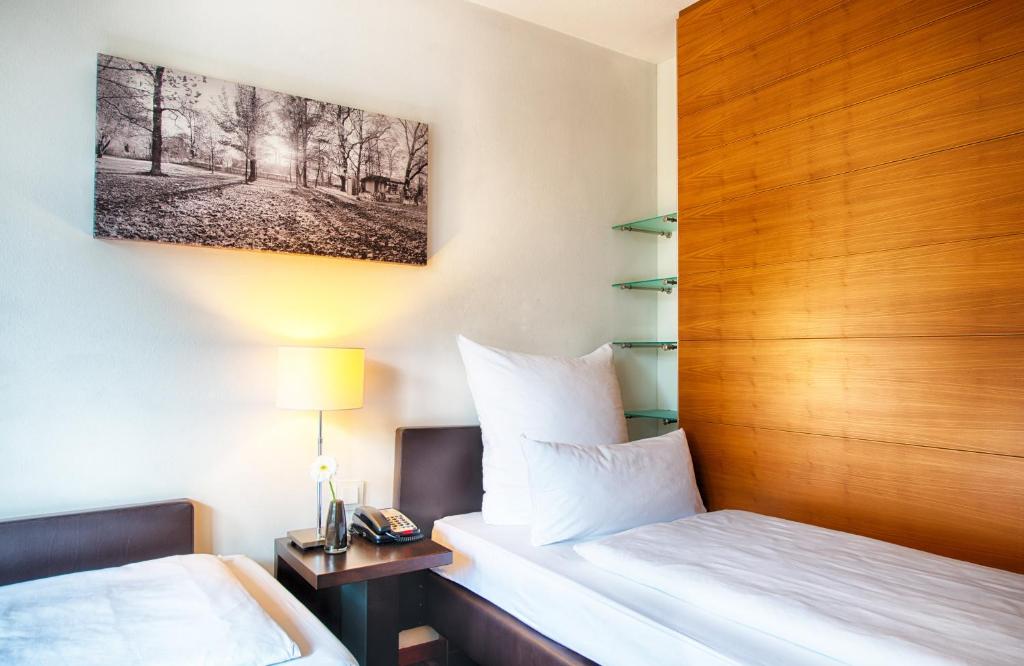Postel nebo postele na pokoji v ubytování Leonardo Hotel Muenchen City West