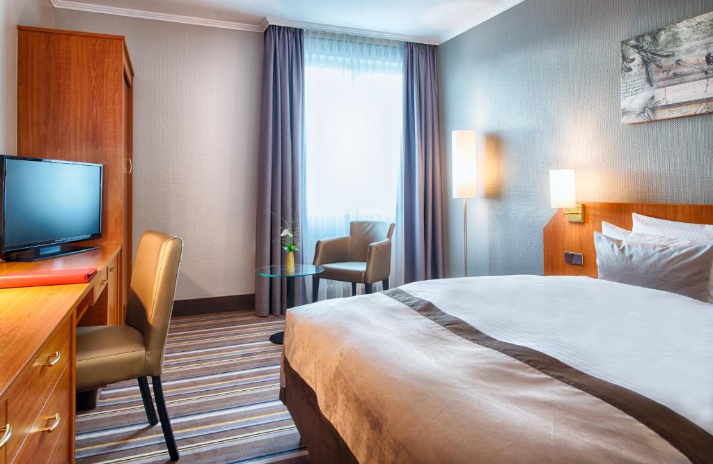 TV a/nebo společenská místnost v ubytování Leonardo Hotel Aachen