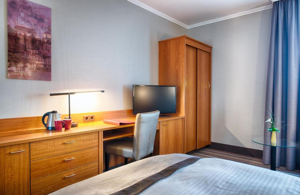 Postel nebo postele na pokoji v ubytování Leonardo Hotel Aachen