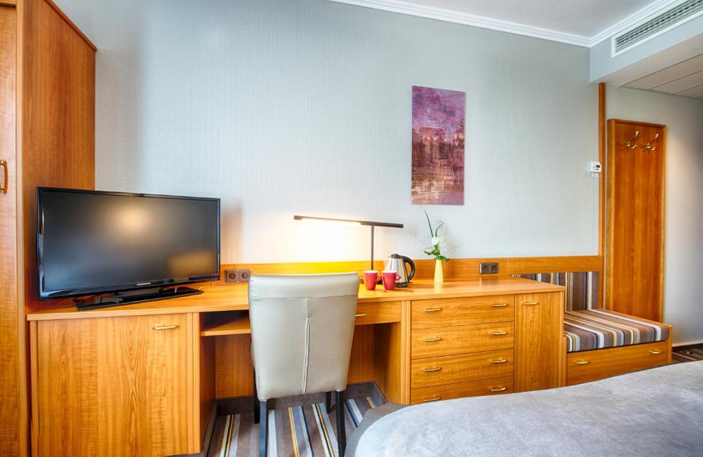 TV a/nebo společenská místnost v ubytování Leonardo Hotel Aachen