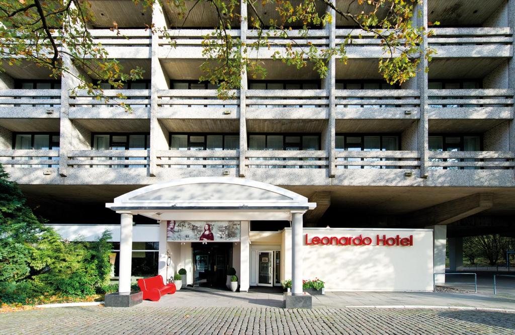 un edificio con un quiosco delante de él en Leonardo Hotel Hannover en Hannover