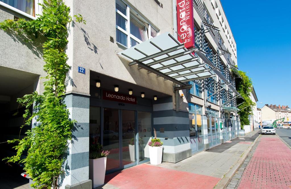 un edificio con un letrero al lado de una calle en Leonardo Hotel Nürnberg en Núremberg