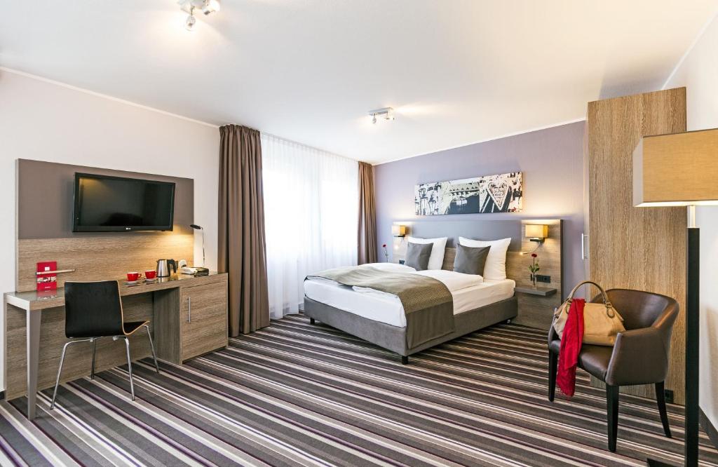 Postel nebo postele na pokoji v ubytování Leonardo Hotel Nürnberg