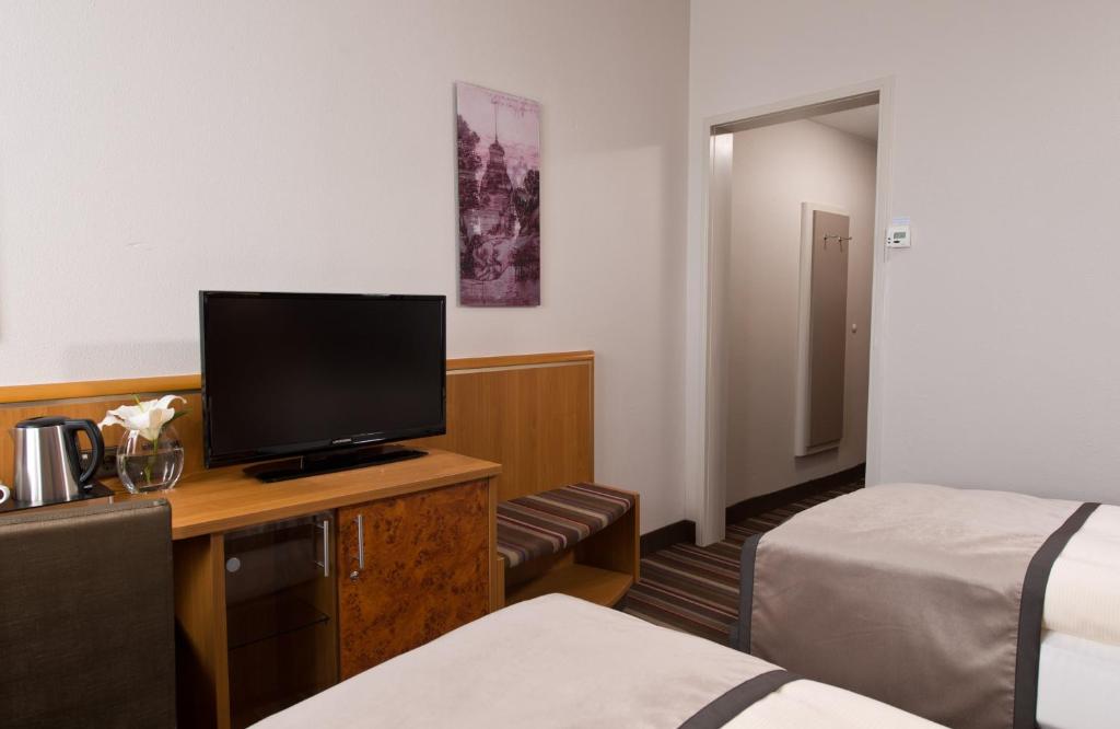 Postel nebo postele na pokoji v ubytování Leonardo Hotel Karlsruhe