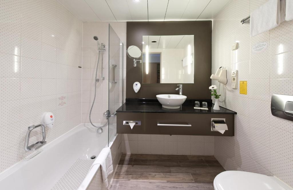 Koupelna v ubytování Leonardo Hotel Karlsruhe