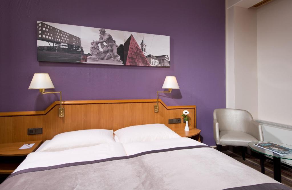 Postel nebo postele na pokoji v ubytování Leonardo Hotel Karlsruhe