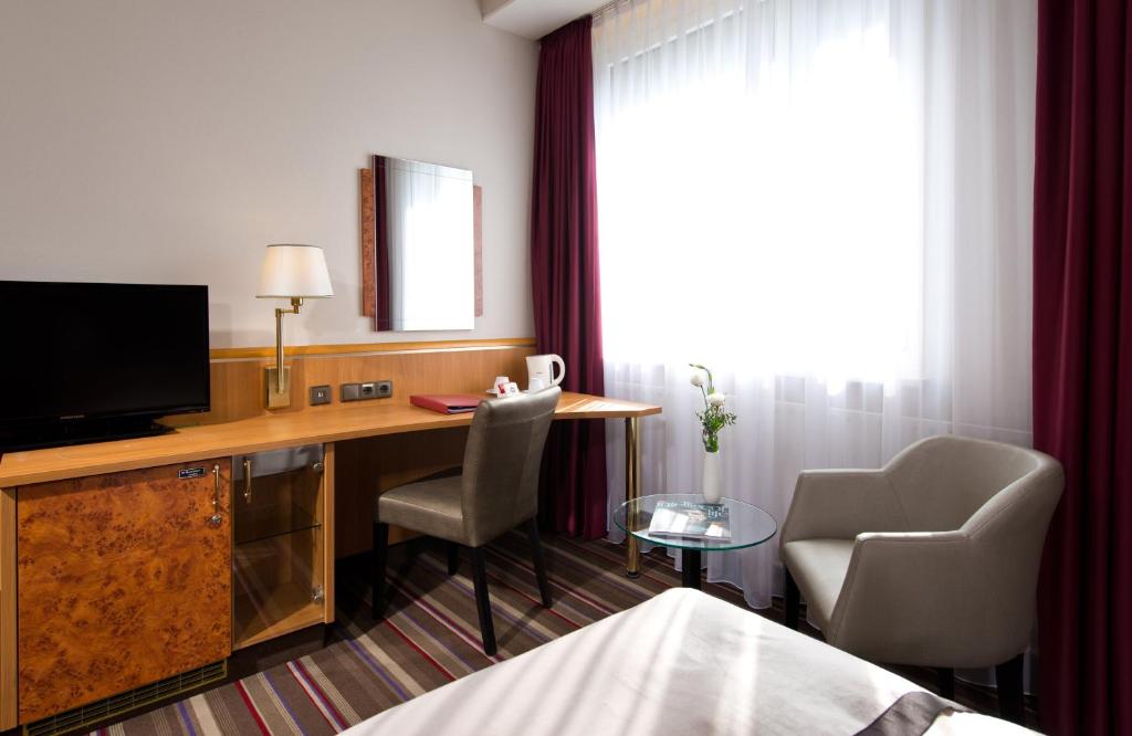 TV a/nebo společenská místnost v ubytování Leonardo Hotel Karlsruhe