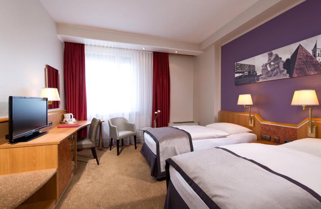 TV a/nebo společenská místnost v ubytování Leonardo Hotel Karlsruhe