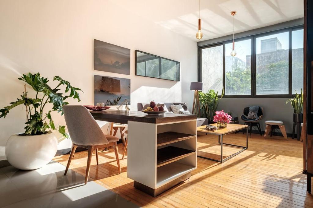 a kitchen with a desk and chairs in a room at Comfortable & Cozy Apartment Reforma Avenue in Mexico City