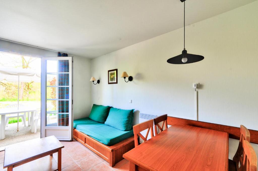 un salon avec un canapé et une table dans l'établissement La résidence du Lac - maeva Home - Appartement 2 pièces 5 personnes - Sélection MAE-4461, à Monflanquin