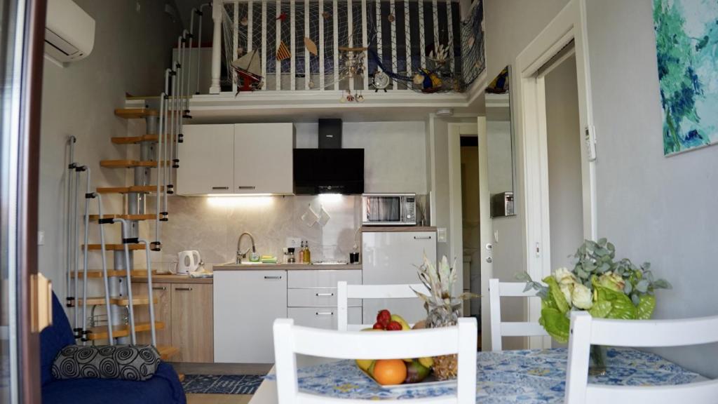 una cucina con 2 sedie bianche e una cucina con di Apartment in Rovinj 3652-3 a Rovigno (Rovinj)