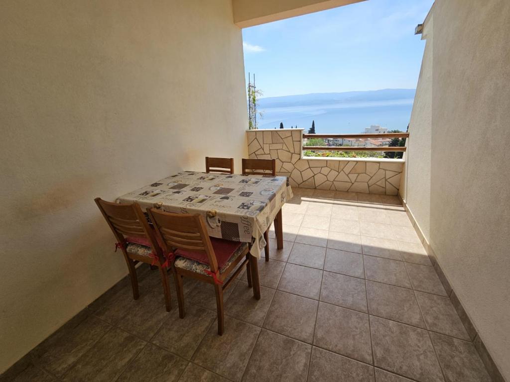 comedor con mesa y sillas en el balcón en Apartment in Duce with sea view, balcony, air conditioning, W-LAN 5067-5, en Duće