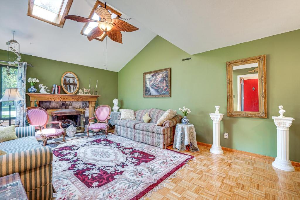 Gallery image of French-Inspired Townhome 9 Mi to Saratoga Springs! in Malta