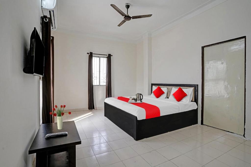 una camera da letto con un grande letto con cuscini rossi di Flagship Hotel Ay Imperial a Nagpur