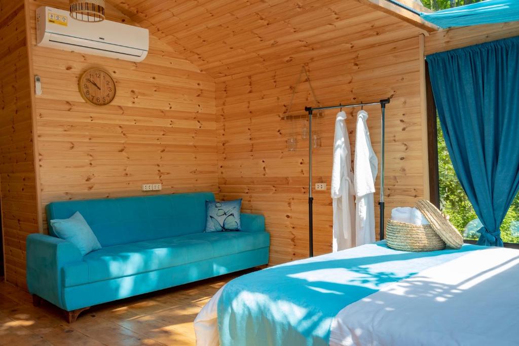 Postel nebo postele na pokoji v ubytování SkyDoor_ცისკარი