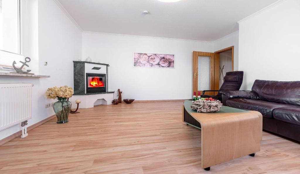 a living room with a couch and a fireplace at Bernsteinbad-Koserow-Haus-Fuenf-Elemente-Ferienwohnung-Erde in Ostseebad Koserow