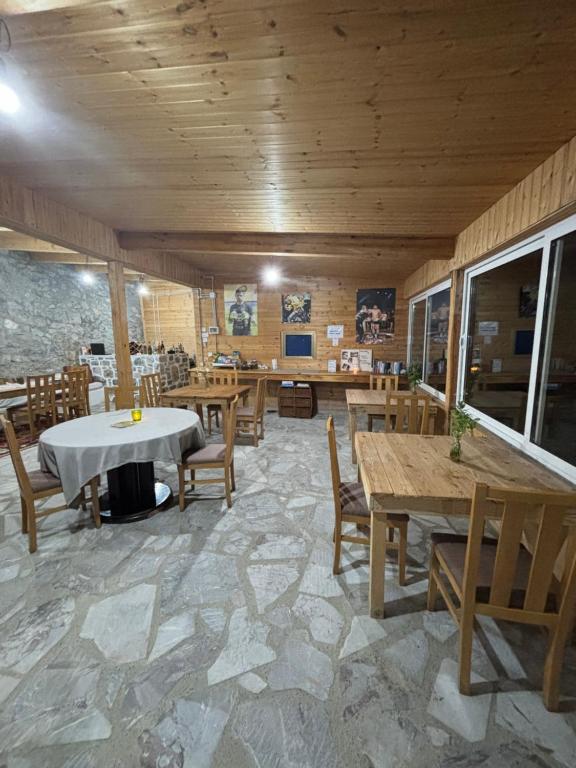 Restauracja lub miejsce do jedzenia w obiekcie Magic Space Petros Skafias