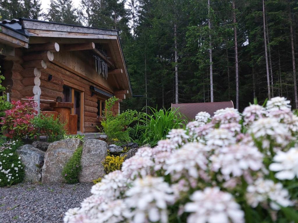 Aed väljaspool majutusasutust Ferienhaus - Chalet - Lechtraum