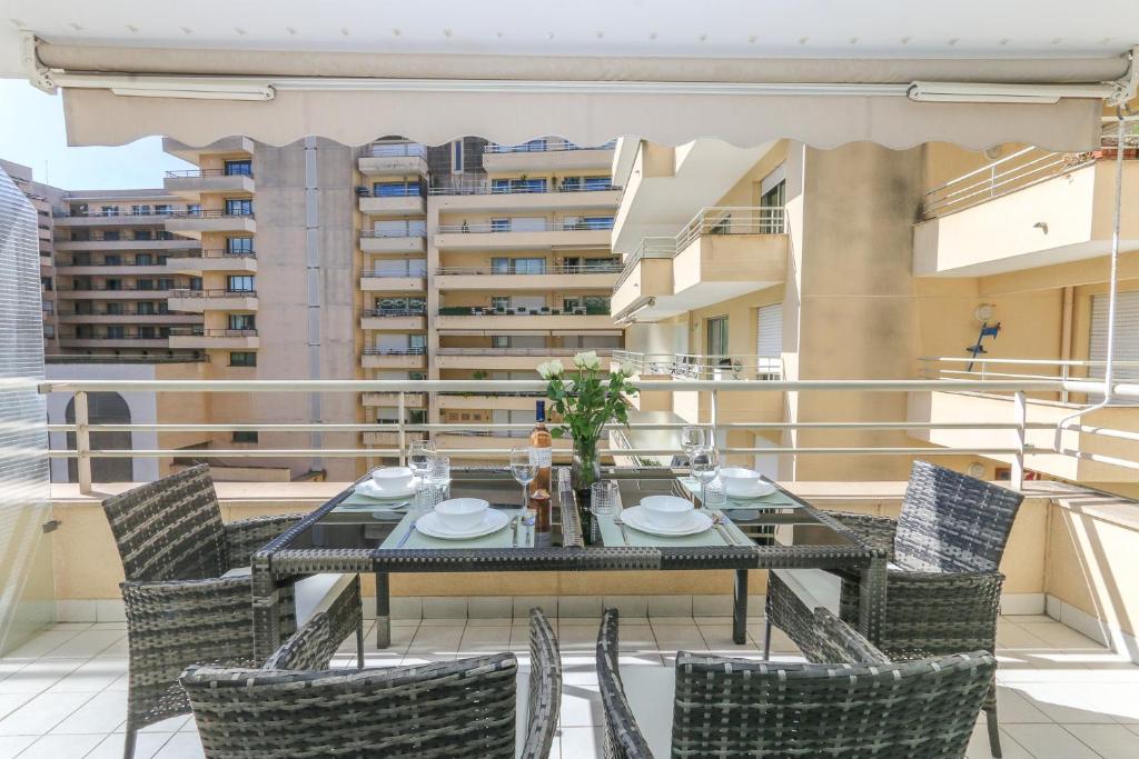 un balcon avec une table et des chaises sur un immeuble dans l'établissement Studio in Les Résidences du Palais, à Nice