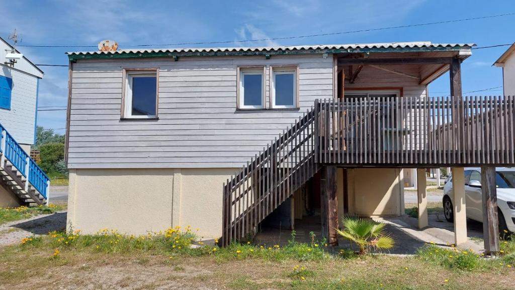 グリュイッサンにあるCHALET proche MERの階段のある家