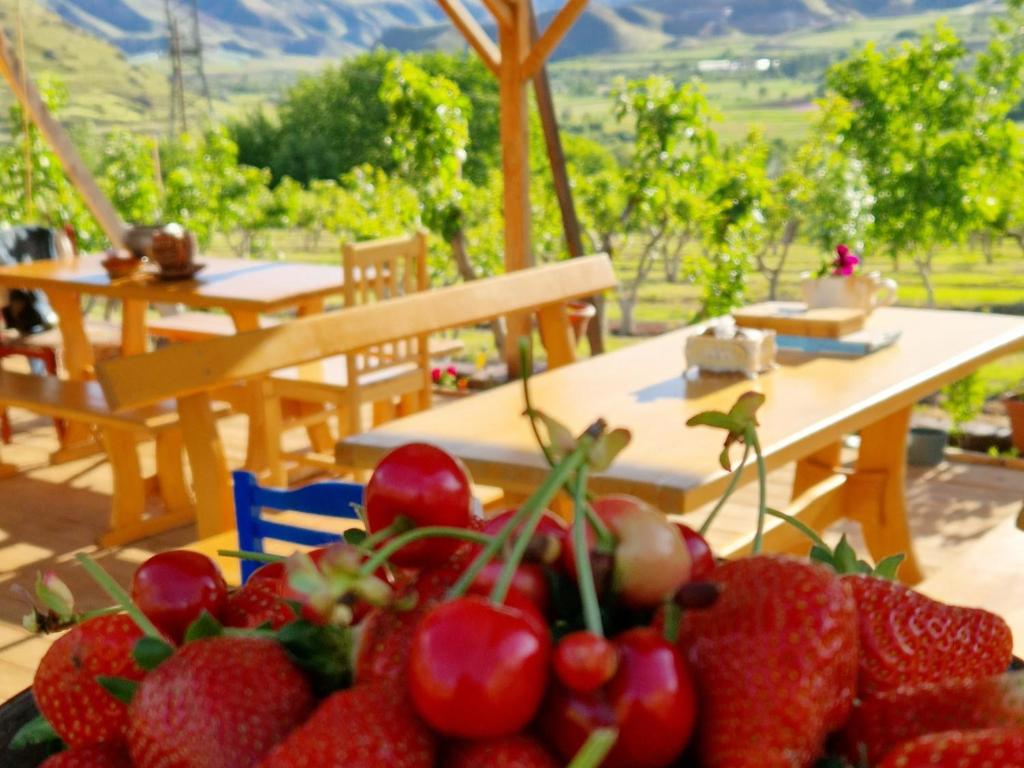 una pila de fresas sentadas sobre una mesa en GreenField GH en Yeghegnadzor