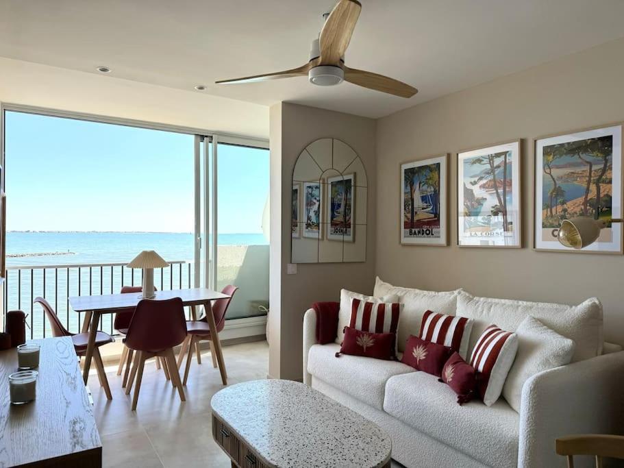 un salon avec un canapé et une table dans l'établissement Vistalmar La-Grande-Motte, à La Grande Motte