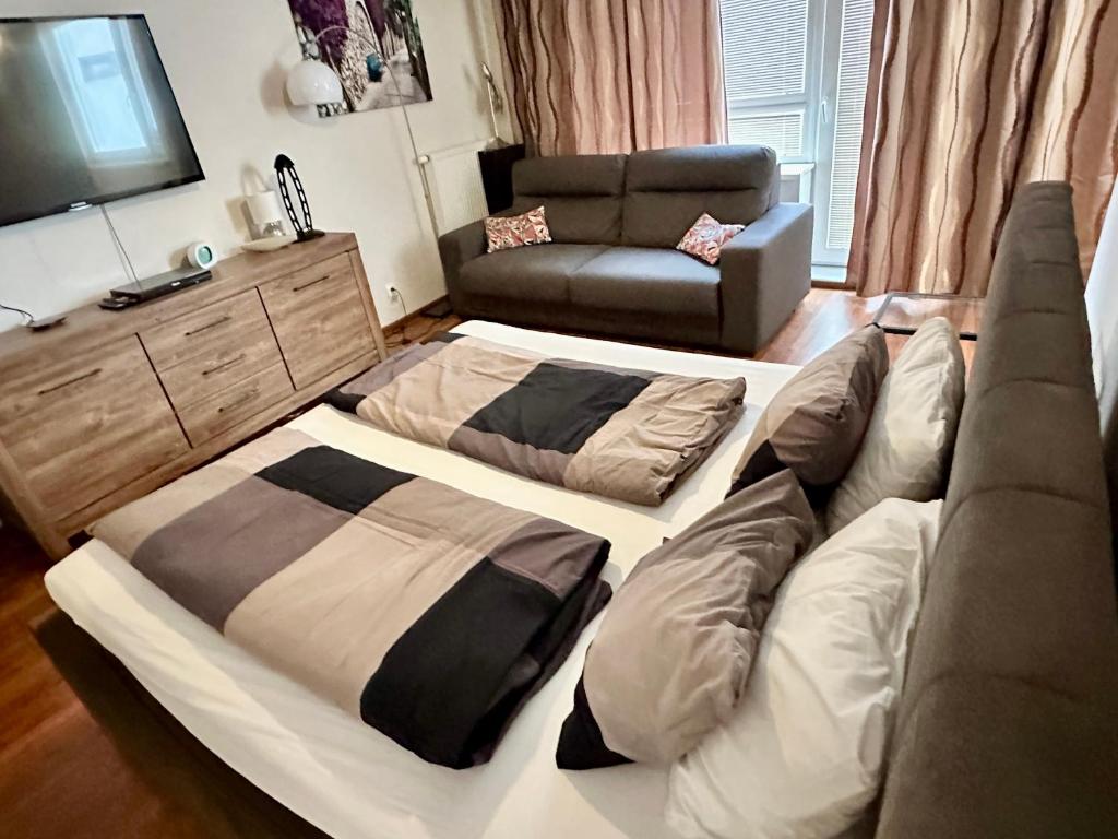 uma sala de estar com duas camas e um sofá em Unique central apartment em Poprad