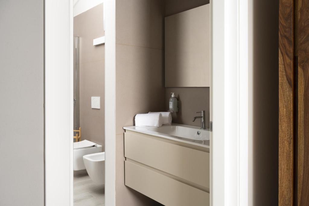 a bathroom with a sink and a toilet at Villa Il Platano in Como