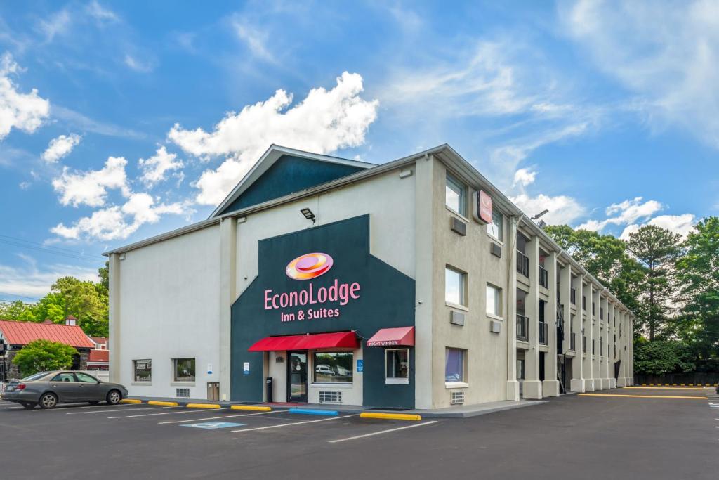 un grande edificio con un cartello sul lato di Econo Lodge Inn & Suites I-64 & US 13 a Virginia Beach